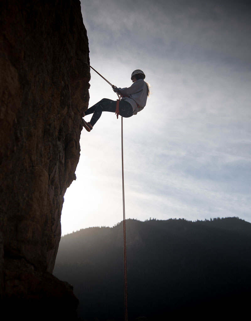 lightstock 408922 ABSEILING